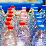 Neue Getränkepfandregeln  Zum 1. Januar tritt ein neues Verpackungsgesetz in Kraft, das höhere Recyclingquoten vorschreibt. An Regalen in Supermärkten und Getränkeläden muss nun gut sichtbar gekennzeichnet werden, ob der Kunde Einweg- oder Mehrwegflaschen vor sich hat. Zudem fällt künftig Pfand auch auf Fruchtschorlen, Milchmischgetränke und einige Energydrinks an. Säfte und Wein bleiben pfandfrei.