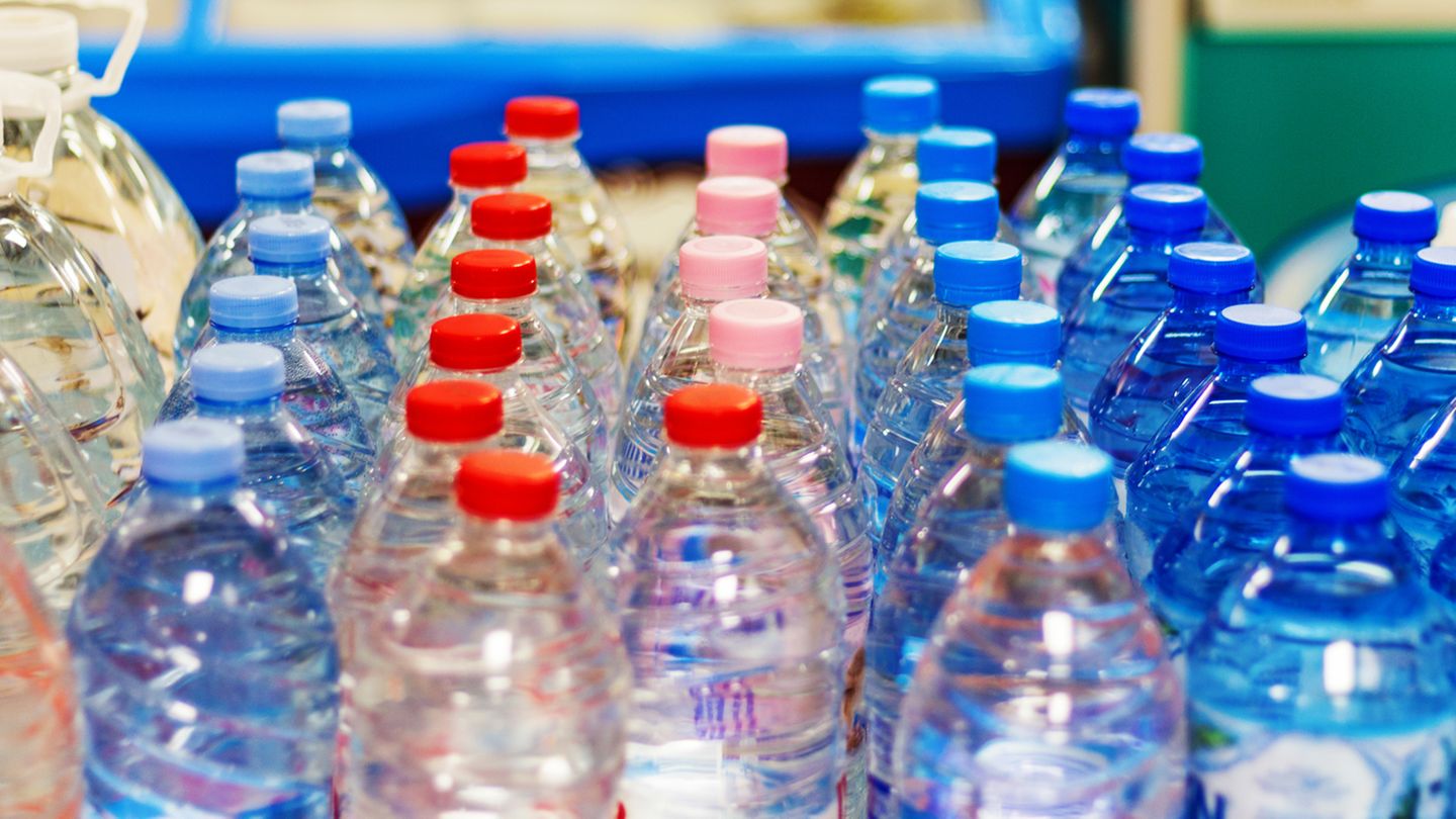 Neue Getränkepfandregeln  Zum 1. Januar tritt ein neues Verpackungsgesetz in Kraft, das höhere Recyclingquoten vorschreibt. An Regalen in Supermärkten und Getränkeläden muss nun gut sichtbar gekennzeichnet werden, ob der Kunde Einweg- oder Mehrwegflaschen vor sich hat. Zudem fällt künftig Pfand auch auf Fruchtschorlen, Milchmischgetränke und einige Energydrinks an. Säfte und Wein bleiben pfandfrei.
