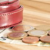 Gesetzlicher Mindestlohn steigt  Zum 1. Januar 2019 steigt der flächendeckende gesetzliche Mindestlohn von 8,84 Euro auf 9,19 Euro die Stunde. 2020 wird er dann auf 9,35 Euro angehoben. Auch zahlreiche (darüberhinausgehende) branchenspezifische Mindestlöhne steigen 2019, zum Beispiel für Pflegekräfte, Gebäudereiniger und Leiharbeiter.