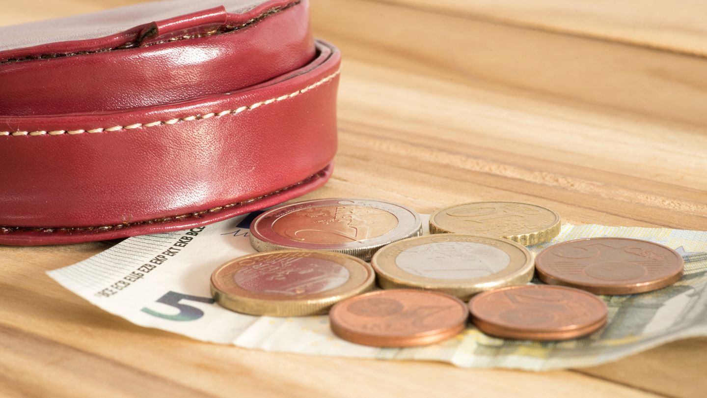 Gesetzlicher Mindestlohn steigt  Zum 1. Januar 2019 steigt der flächendeckende gesetzliche Mindestlohn von 8,84 Euro auf 9,19 Euro die Stunde. 2020 wird er dann auf 9,35 Euro angehoben. Auch zahlreiche (darüberhinausgehende) branchenspezifische Mindestlöhne steigen 2019, zum Beispiel für Pflegekräfte, Gebäudereiniger und Leiharbeiter.