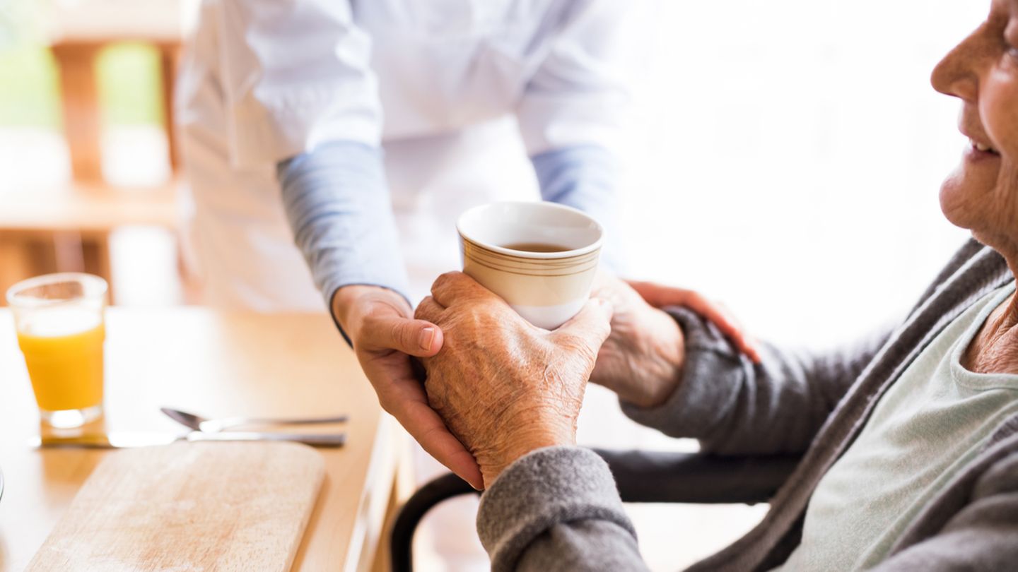 Mehr Pflegepersonal  Am 1. Januar 2019 tritt das Pflegepersonal-Stärkungsgesetz in Kraft. Dieses sieht 13.000 neue Stellen in Altenpflegeheimen vor. Wie schnell diese Stellen besetzt werden können, ist allerdings fraglich.