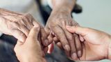 Pflegeversicherung: Beitrag steigt  Der Beitrag zur sozialen Pflegeversicherung steigt zum 1. Januar um 0,5 Prozentpunkte auf 3,05 Prozent des Bruttoeinkommens. Arbeitnehmer und Arbeitgeber zahlen diesen Beitrag jeweils zur Hälfte. Für Kinderlose gilt weiterhin ein Zuschlag von 0,25 Prozentpunkten.
