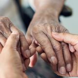 Pflegeversicherung: Beitrag steigt  Der Beitrag zur sozialen Pflegeversicherung steigt zum 1. Januar um 0,5 Prozentpunkte auf 3,05 Prozent des Bruttoeinkommens. Arbeitnehmer und Arbeitgeber zahlen diesen Beitrag jeweils zur Hälfte. Für Kinderlose gilt weiterhin ein Zuschlag von 0,25 Prozentpunkten.