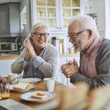 Mehr Rente  Ab 1. Juli steigen die Renten im Westen um 3,18 Prozent und im Osten um 3,91 Prozent. Der statistische Eckrentner erhält dadurch 45 Euro mehr im Monat. Schon zum 1. Januar gelten die neuen Regelungen der "Mütterrente II". Für Kinder, die vor 1992 geboren wurden, erhalten Mütter und Väter, die das Kind überwiegend erzogen haben, nun 2,5 statt bisher 2 Entgeltpunkte.