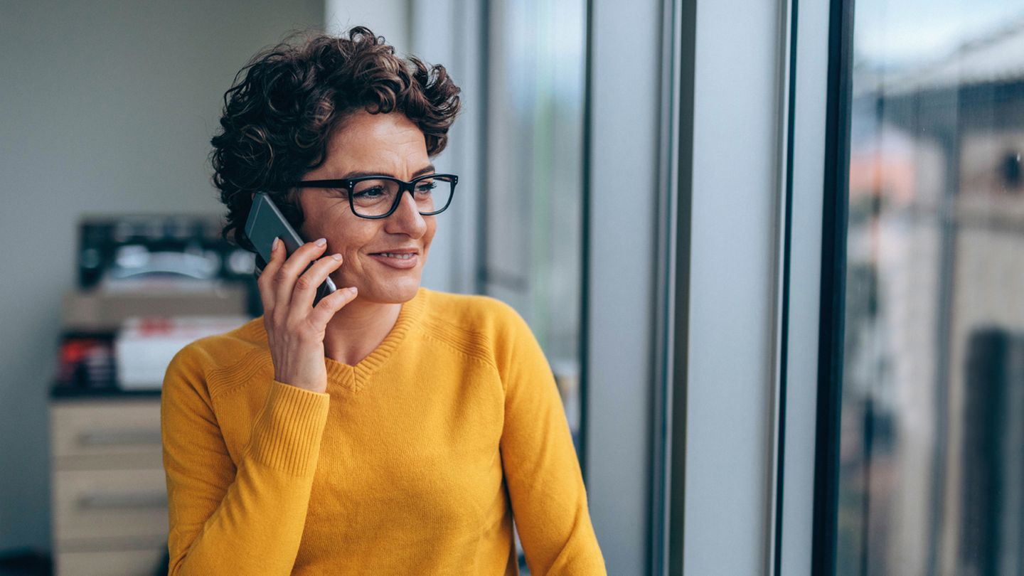Telefonieren ins EU-Ausland  Die Roaminggebühren für Telefonate, SMS und Surfen mit dem Handy im EU-Ausland sind zwar abgeschafft. Doch wer aus der Heimat ins Ausland telefoniert, muss das teilweise teuer bezahlen. Das soll sich ändern: Voraussichtlich ab dem 15. Mai 2019 wird es Preisobergrenzen geben. Die Gesprächsminute von Handy oder Festnetz soll dann innerhalb der EU maximal 19 Cent kosten, eine SMS höchstens 6 Cent.