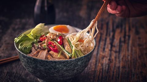 Ramen und Miso-Suppen  Sie sind flüssig. Sie sind heiß. Sie liefern Aminosäuren, Vitamine und Mineralien. Japanische Ramen und Miso-Suppen sind nicht umsonst so beliebt in Japan und anderen asiatischen Ländern. Hauptgeschmacksträger sind Dashi, so wird der Fischsud genannt, und Miso, eine Sojabohnenpaste. Kleine Tofustücke oder dünne grüne Meeresalgen, die Wakame, schwimmen gerne in der Suppe. In Japan wird sie zum traditionellen Frühstück serviert, die Misosuppe mit Reis, die Ramen mit Nudeln, Schweinebauch und Ei. 