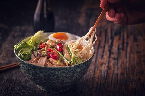 Ramen und Miso-Suppen  Sie sind flüssig. Sie sind heiß. Sie liefern Aminosäuren, Vitamine und Mineralien. Japanische Ramen und Miso-Suppen sind nicht umsonst so beliebt in Japan und anderen asiatischen Ländern. Hauptgeschmacksträger sind Dashi, so wird der Fischsud genannt, und Miso, eine Sojabohnenpaste. Kleine Tofustücke oder dünne grüne Meeresalgen, die Wakame, schwimmen gerne in der Suppe. In Japan wird sie zum traditionellen Frühstück serviert, die Misosuppe mit Reis, die Ramen mit Nudeln, Schweinebauch und Ei. 