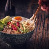 Ramen und Miso-Suppen  Sie sind flüssig. Sie sind heiß. Sie liefern Aminosäuren, Vitamine und Mineralien. Japanische Ramen und Miso-Suppen sind nicht umsonst so beliebt in Japan und anderen asiatischen Ländern. Hauptgeschmacksträger sind Dashi, so wird der Fischsud genannt, und Miso, eine Sojabohnenpaste. Kleine Tofustücke oder dünne grüne Meeresalgen, die Wakame, schwimmen gerne in der Suppe. In Japan wird sie zum traditionellen Frühstück serviert, die Misosuppe mit Reis, die Ramen mit Nudeln, Schweinebauch und Ei. 