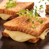 Käse  Wen Kopfschmerzen plagen, hat Hunger auf Herzhaftes. Außer der Alkohol hat den Magen komplett verdorben. Für alle anderen heißt es, ran ans Überbackene. Das können Brötchen mit Speck, Essiggurken, Knoblauch und massenweise Käse sein. Oder einfach Käse-Toast. Köstlich sind auch Nudeln in allen Variationen, solange genug Parmesan oder Mozzarella darauf ist.