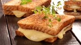 Käse  Wen Kopfschmerzen plagen, hat Hunger auf Herzhaftes. Außer der Alkohol hat den Magen komplett verdorben. Für alle anderen heißt es, ran ans Überbackene. Das können Brötchen mit Speck, Essiggurken, Knoblauch und massenweise Käse sein. Oder einfach Käse-Toast. Köstlich sind auch Nudeln in allen Variationen, solange genug Parmesan oder Mozzarella darauf ist.