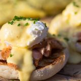Eier  Eier sind wahre Energielieferanten und das beste Hangover-Food ever. Denn sie sind unglaublich vielfältig: Ob Frühstücksei, Spiegelei, Rührei, pochiertes Ei, Eiersalat oder Eggs Benedict mit Schinken oder Lachs, jeder hat seinen heimlichen Favoriten. Das beste: Wer keinen Nerv hat, lange in der Küche zu stehen, haut sich einfach ein paar Eier in die Pfanne, brät Bacon dazu an und hat ein sensationelles Katerfrühstück.