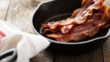 Bacon   Bacon ist ein Alleskönner. Er schmeckt nicht nur hervorragend zu Eiern, sondern auch zu süßen Gerichten wie French Toast. Dazu werden entrindete Weißbrotscheiben in einer Mischung aus Milch, Eiern, Zucker und Vanille eingeweicht und anschließend im Fett gebacken. Dazu gibt es Puderzucker, Ahornsirup und jede Menge kross gebratenen Bacon. Aber Vorsicht! Diese waghalsige Kombination ist nur etwas für Geübte etwas und bekommt nicht jedem!