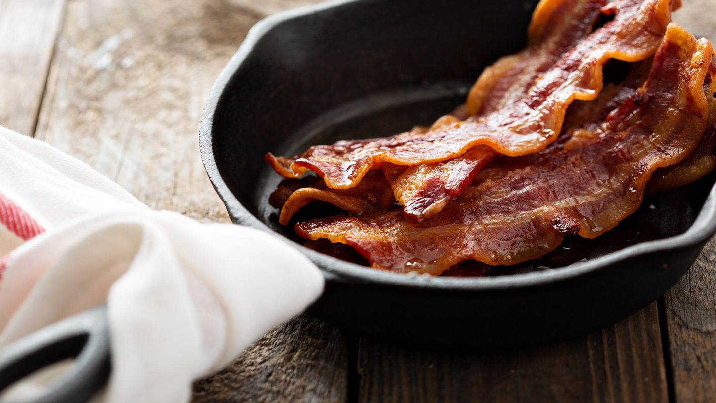 Bacon   Bacon ist ein Alleskönner. Er schmeckt nicht nur hervorragend zu Eiern, sondern auch zu süßen Gerichten wie French Toast. Dazu werden entrindete Weißbrotscheiben in einer Mischung aus Milch, Eiern, Zucker und Vanille eingeweicht und anschließend im Fett gebacken. Dazu gibt es Puderzucker, Ahornsirup und jede Menge kross gebratenen Bacon. Aber Vorsicht! Diese waghalsige Kombination ist nur etwas für Geübte etwas und bekommt nicht jedem!