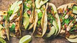 Tacos (aber auch Burritos und Quesadillas)  Wir vermuten, mexikanisches Essen wurde überhaupt erst erfunden, um den Kopf nach einer ausgiebigen Tequila-Session zu beruhigen. Es gibt eigentlich fast kein besseres Essen nach einer durchzechten Nacht. Wie sonst ist es zu erklären, das Köstlichkeiten wie Burritos, Quesadillas oder Tacos heutzutage auf vielen deutschen Speisekarten stehen - auch in Frühstückslokalen. Zur Herstellung eines Burritos sind auch Essensreste hervorragend geeignet. Wenn Sie Reis vom Vortag haben, mixen Sie ihn in den Tortillafladen. Genauso steht es mit allerlei Salaten und Gemüse. Wenn Sie eine Avocado im Haus haben, machen Sie eine köstliche Guacamole daraus. Und vergessen Sie nicht die scharfe Sauce und Käse.