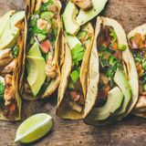 Tacos (aber auch Burritos und Quesadillas)  Wir vermuten, mexikanisches Essen wurde überhaupt erst erfunden, um den Kopf nach einer ausgiebigen Tequila-Session zu beruhigen. Es gibt eigentlich fast kein besseres Essen nach einer durchzechten Nacht. Wie sonst ist es zu erklären, das Köstlichkeiten wie Burritos, Quesadillas oder Tacos heutzutage auf vielen deutschen Speisekarten stehen - auch in Frühstückslokalen. Zur Herstellung eines Burritos sind auch Essensreste hervorragend geeignet. Wenn Sie Reis vom Vortag haben, mixen Sie ihn in den Tortillafladen. Genauso steht es mit allerlei Salaten und Gemüse. Wenn Sie eine Avocado im Haus haben, machen Sie eine köstliche Guacamole daraus. Und vergessen Sie nicht die scharfe Sauce und Käse.