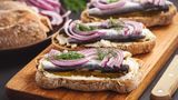 Hering  Ein altbekanntes Katerfrühstück ist der Rollmops. Aber nicht nur der, sondern auch saure, geräucherte oder eingelegte Fisch-Spezialitäten wie Bismarckhering, Heringssalat oder auch fette Fischsorten wie Makrele und Lachs. Die haben viele Omega-3-Fettsäuren und enthalten außerdem viele Mineralstoffe, die der Stoffwechsel dringend braucht, nach dem erhöhten Alkoholkonsum. Deshalb greifen Sie zu: Hering (oder anderer Fisch), Essig, Salz und Gewürzgurke. Und der Kater läuft davon...