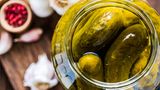 Pickles  Die Essiggurke findet bereits in zwei Punkten Erwähnung - zu Recht, denn Eingelegtes, Eingewecktes und auch Eingemachtes ist genau das Richtige gegen den Kater. Ob Essiggurken, ölige Sardinen, Artischocken, Oliven, herzhafte Chutneys oder auch Mixed Pickles - sie alle machen den Morgen danach erträglicher. Vor allem, wenn es dazu geschmolzenen Käse und jede Menge Kohlenhydrate gibt…