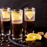 Espresso mit Zitrone  Zitronensaft enthält Vitamin C, Koffein kurbelt den Kreislauf an und die beiden in Kombination wirken wie ein Schmerzmittel. Deshalb trinken Sie Espresso mit einem Schuss Zitrone. Aber Vorsicht: Wenn der Magen schon rebelliert, sind Kaffee und Säure nichts für Sie!