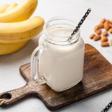 Smoothies  Flüssigkeit ist generell wichtig nach dem Alkoholrausch. Der Bananen-Smoothie hilft jedoch dabei, Krämpfe, Müdigkeit und Übelkeit zu vertreiben. Bananen sind ein ausgezeichneter Kalium-Lieferant, dessen Mangel zu obengenannten Symptomen nach einer durchzechten Nacht führen kann. Geben Sie zum Smoothie Honig dazu - und Sie werden sich wie neu geboren fühlen.