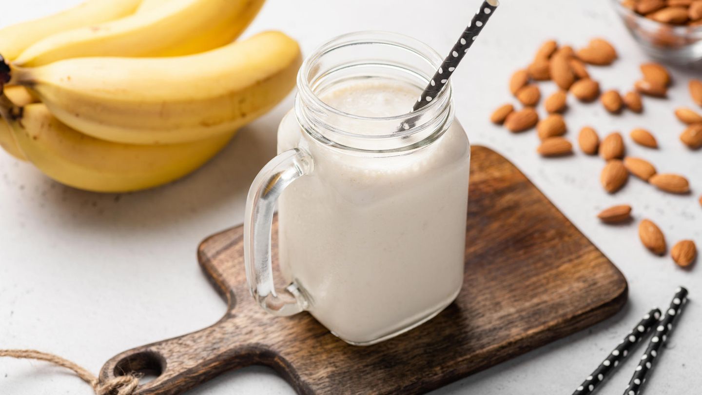 Smoothies  Flüssigkeit ist generell wichtig nach dem Alkoholrausch. Der Bananen-Smoothie hilft jedoch dabei, Krämpfe, Müdigkeit und Übelkeit zu vertreiben. Bananen sind ein ausgezeichneter Kalium-Lieferant, dessen Mangel zu obengenannten Symptomen nach einer durchzechten Nacht führen kann. Geben Sie zum Smoothie Honig dazu - und Sie werden sich wie neu geboren fühlen.