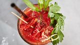 (Virgin) Bloody Mary  Tomatensaft, Salz, Pfeffer, Worcestersauce, Tabasco und Sellerie. Nein, natürlich nicht mit Vodka, so wie Sie den Cocktail, den Abend zuvor getrunken haben, sondern die jungfräuliche Variante. Tomatensaft enthält Lycopin, das die Zellen dank seiner antioxidativen Eigenschaften schützt. Das ist gesund und schmeckt auch noch lecker. Wenn Sie dann noch die anderen Lebensmittel zu sich nehmen, wird das auch mit dem Kater irgendwann besser.