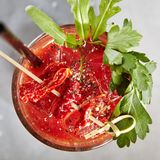 (Virgin) Bloody Mary  Tomatensaft, Salz, Pfeffer, Worcestersauce, Tabasco und Sellerie. Nein, natürlich nicht mit Vodka, so wie Sie den Cocktail, den Abend zuvor getrunken haben, sondern die jungfräuliche Variante. Tomatensaft enthält Lycopin, das die Zellen dank seiner antioxidativen Eigenschaften schützt. Das ist gesund und schmeckt auch noch lecker. Wenn Sie dann noch die anderen Lebensmittel zu sich nehmen, wird das auch mit dem Kater irgendwann besser.