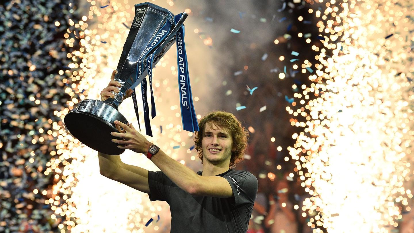 Alexander Zverev: Seit Boris Becker 1995 hatte kein Deutscher mehr das Finale der ATP-WM gewonnen - bis Alexander Zverev am 18. November den Weltranglistenersten Novak Djokovic in zwei Sätzen besiegt. Für den 21-Jährigen ist es der mit Abstand größte Erfolg seiner jungen Karriere. Und ein Sprung ins kollektive Bewusstsein.