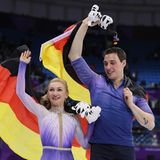 Aljona Savchenko und Bruno Massot: Nach der letzten Figur liegt Aljona Savchenko völlig entkräftet aber glücklich auf dem Eis, ihr Partner Bruno Massot beugt sich über sie für eine Umarmung. Mit der Kür ihres Lebens holen die Eiskunstläufer sensationell noch Olympia-Gold, das erste für Deutschland im Paarlauf seit 66 Jahren. Das Video der Kür wird millionenfach angeschaut, auch Laien begreifen die Leistung.