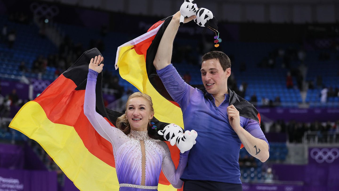 Aljona Savchenko, Bruno Massot Aljona Savchenko und Bruno Massot: Nach der letzten Figur liegt Aljona Savchenko völlig entkräftet aber glücklich auf dem Eis, ihr Partner Bruno Massot beugt sich über sie für eine Umarmung. Mit der Kür ihres Lebens holen die Eiskunstläufer sensationell noch Olympia-Gold, das erste für Deutschland im Paarlauf seit 66 Jahren. Das Video der Kür wird millionenfach angeschaut, auch Laien begreifen die Leistung.