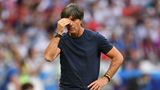 Joachim Löw:  Der fünfte Stern soll es werden, doch die Mission WM-Titelverteidigung entwickelt sich für den Bundestrainer mit seinen Helden von 2014 zu einem einzigen Desaster. Schon in der Vorrunde ist für das DFB-Team nach einer Niederlage gegen Südkorea Endstation. Dazu sorgen die Fotos von Spielmacher Mesut Özil mit dem türkischen Präsidenten Recep Tayyip Erdogan vor der WM für ein einziges Ärgernis. Löw und die DFB-Verantwortlichen geben im Umgang damit ein unglückliches Bild ab. Abgerundet wird das verpatzte Jahr für den Coach mit dem Abstieg in der Nations League.