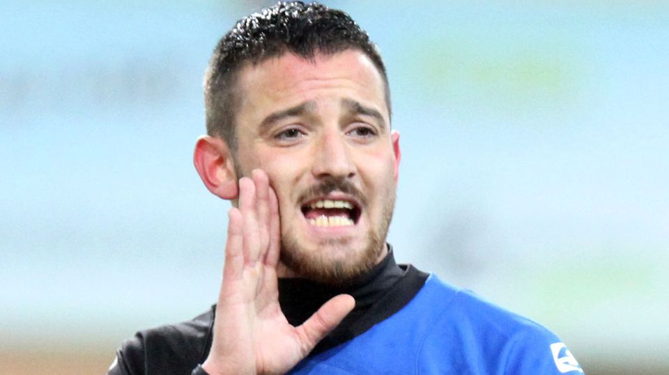 Deniz Naki ruft mit einer Hand am Mund zu einem Mitspieler Deniz Naki ruft mit einer Hand am Mund zu einem Mitspieler