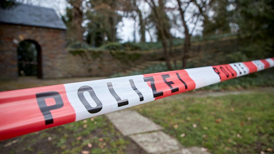 Obdachloser wird enthauptet auf Friedhof gefunden Obdachloser wird enthauptet auf Friedhof gefunden