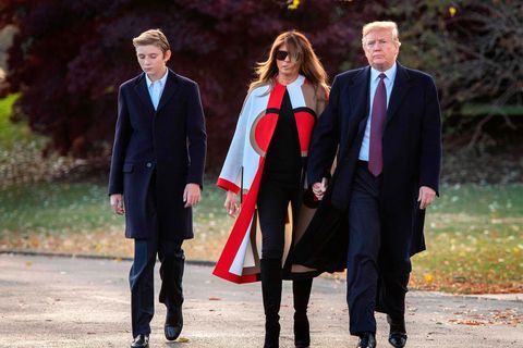 Im Garten des Weißen Hauses geht Barron Trump ganz links, in der Mitte Melania Trump und rechts Donald Trump