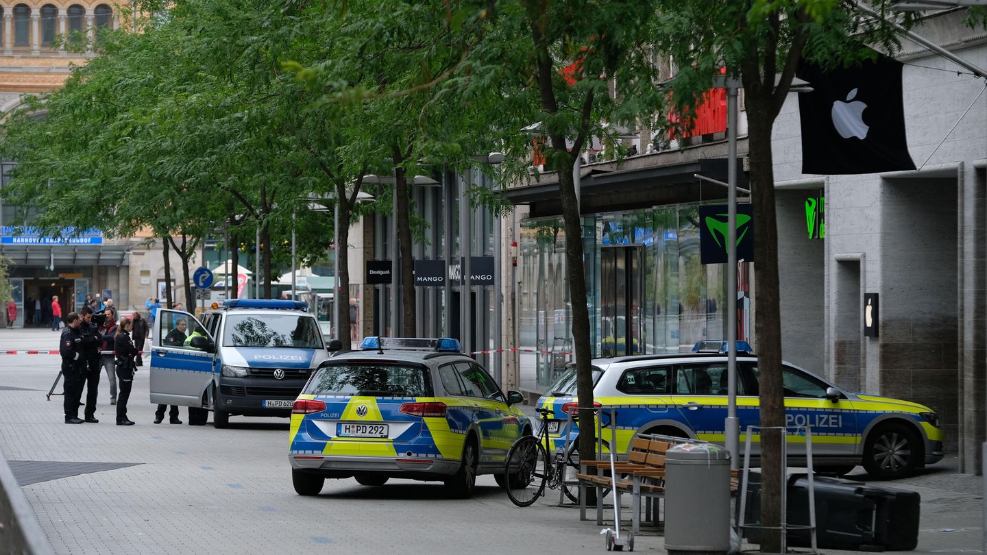 Ein Bild nach dem Unfall im Juni dieses Jahres: Polizisten sichern die Stelle in der Fußgängerzone von Hannover, an der der Raser mit dem 82-jährigen Fußgänger zusammengestoßen war.