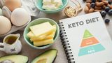 Ketogene Diät  Laut Google ist die ketogene Diät die Meistgesuchte in diesem Jahr gewesen.   Das Ziel bei der Ketogenen Diät ist es, Gewicht durch Fettverbrennung zu verlieren. So weit so gut. In der Theorie reduziert man Kohlenhydrate drastisch und isst sich an Fetten satt. Eigentlich ähnelt die Keto- der Low-Carb-Diät, nur dass man hierbei so gut wie keine Kohlenhydrate mehr zu sich nimmt. Die Keto-Diät ist extrem. Der Körper holt sich die Energie über Fett - und nicht über Zucker - und versetzt den Körper in eine Art Hungerstoffwechsel. Erhält der Körper keine Kohlenhydrate zum Verwerten, greift die Leber auf Fett zurück und bildet einen Glukoseersatz, die sogenannten Ketone - daher der Begriff Ketogene Diät. Tabu sind Brot, Nudeln, Zucker, Kartoffeln, viele Obst- und Gemüsesorten sowie Hülsenfrüchte und Milch.  Der Vorteil: Mit dieser Methode purzeln die Kilos in kürzester Zeit. Nur ist das alles andere als gesund, zu schnell setzt der Jo-Jo-Effekt ein, wenn man sich wieder normal ernährt. Experten sehen die Diät kritisch.