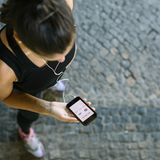 Fitness-Apps  Bei Fitness-Apps gibt man sein Gewicht an, wie häufig man Sport macht, isst und schläft. Aufgrund dieser Eckpfeiler stellen Fitness-Apps individuelle Trainings- und auch Ernährungspläne zusammen. Besonders häufig gegoogelt wurde die App "Noom", eine Abnehm-App aus den USA. Sie verspricht Personal Trainer, Ernährungsberater und Gesundheitscoach in einem zu sein. 