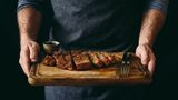 Die Karnivore-Diät  Der Karnivor steht für den Fleischfresser und genau darum handelt es sich bei der karnivoren Ernährung. Sie basiert hauptsächlich auf Proteinen wie Fleisch, Eier, Fisch und Milchprodukte. Ernährungsexpertin halten davon wenig, weil viele wichtige Nährstoffe wie Ballaststoffe fehlen.  