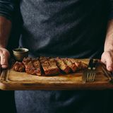 Die Karnivore-Diät  Der Karnivor steht für den Fleischfresser und genau darum handelt es sich bei der karnivoren Ernährung. Sie basiert hauptsächlich auf Proteinen wie Fleisch, Eier, Fisch und Milchprodukte. Ernährungsexpertin halten davon wenig, weil viele wichtige Nährstoffe wie Ballaststoffe fehlen.  