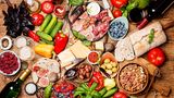 Mediterrane Diät  In den 1980er Jahren türmten sich etliche Kochbücher und Ratgeber zur Mittelmeer-Diät in den Regalen. Sonnengereifte Tomaten, fangfrischer Fisch, mediterrane Früchte und Gemüse, Olivenöl. Das sind die Hauptzutaten der Mittelmeer-Diät, die zu den gesündesten der Welt zählt. Wer sich an den Ernährungsplan der Griechen, Spanier und Italiener hielt, dem wurde ein langes und gesundes Leben versprochen.   Auch heute noch ist die Mediterrane Diät ein guter Plan. Vor allem, weil sie keinerlei Fertigprodukte vorsieht. Alle Lebensmittel sind frisch und die Basis bilden Gemüse und Früchte.