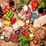 Mediterrane Diät  In den 1980er Jahren türmten sich etliche Kochbücher und Ratgeber zur Mittelmeer-Diät in den Regalen. Sonnengereifte Tomaten, fangfrischer Fisch, mediterrane Früchte und Gemüse, Olivenöl. Das sind die Hauptzutaten der Mittelmeer-Diät, die zu den gesündesten der Welt zählt. Wer sich an den Ernährungsplan der Griechen, Spanier und Italiener hielt, dem wurde ein langes und gesundes Leben versprochen.   Auch heute noch ist die Mediterrane Diät ein guter Plan. Vor allem, weil sie keinerlei Fertigprodukte vorsieht. Alle Lebensmittel sind frisch und die Basis bilden Gemüse und Früchte.