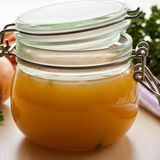 Fasten  Nie zuvor hat das Thema Fasten die Google-User mehr interessiert als dieses Jahr. Es gibt Studien dazu, dass Fastenperioden zellverjüngend wirken sollen. Zusätzlich ist Fasten ein gutes Mittel, Gewicht zu verlieren. Manche fasten ein oder zwei Tage die Woche und trinken in dem Zeitraum nur Brühe.  Auch Intervallfasten liegt im Trend. Gefastet wird nicht fünf Tage bis mehrere Wochen, sondern je nach Methode zwischen vier bis 24 Stunden. Fasten in Teilzeit sozusagen. Lesen Sie hier mehr zum Intervallfasten.