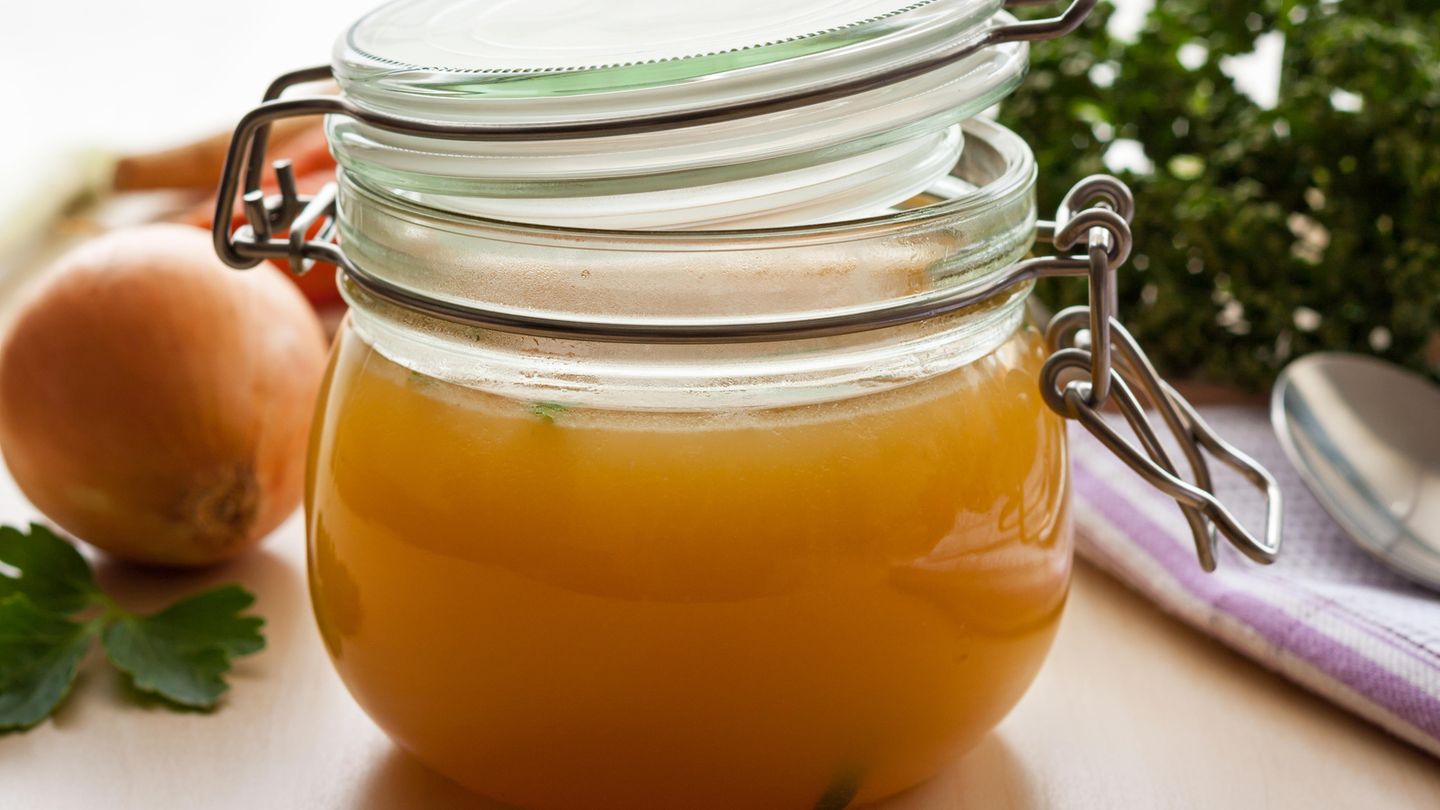 Fasten  Nie zuvor hat das Thema Fasten die Google-User mehr interessiert als dieses Jahr. Es gibt Studien dazu, dass Fastenperioden zellverjüngend wirken sollen. Zusätzlich ist Fasten ein gutes Mittel, Gewicht zu verlieren. Manche fasten ein oder zwei Tage die Woche und trinken in dem Zeitraum nur Brühe.  Auch Intervallfasten liegt im Trend. Gefastet wird nicht fünf Tage bis mehrere Wochen, sondern je nach Methode zwischen vier bis 24 Stunden. Fasten in Teilzeit sozusagen. Lesen Sie hier mehr zum Intervallfasten.