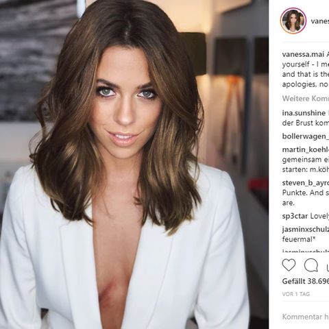 Vanessa Mai schaut verführerisch in die Kamera und eröffnet tiefe Einblicke auf ihre Brüste