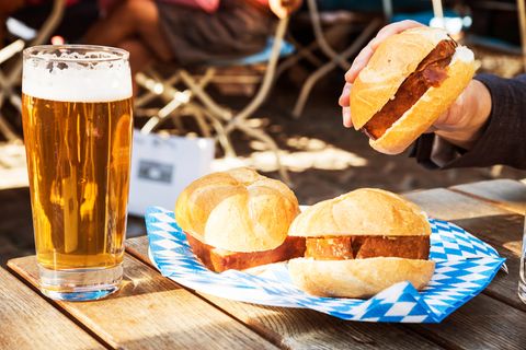 Semmeln mit Leberkäse und ein Glas Bier