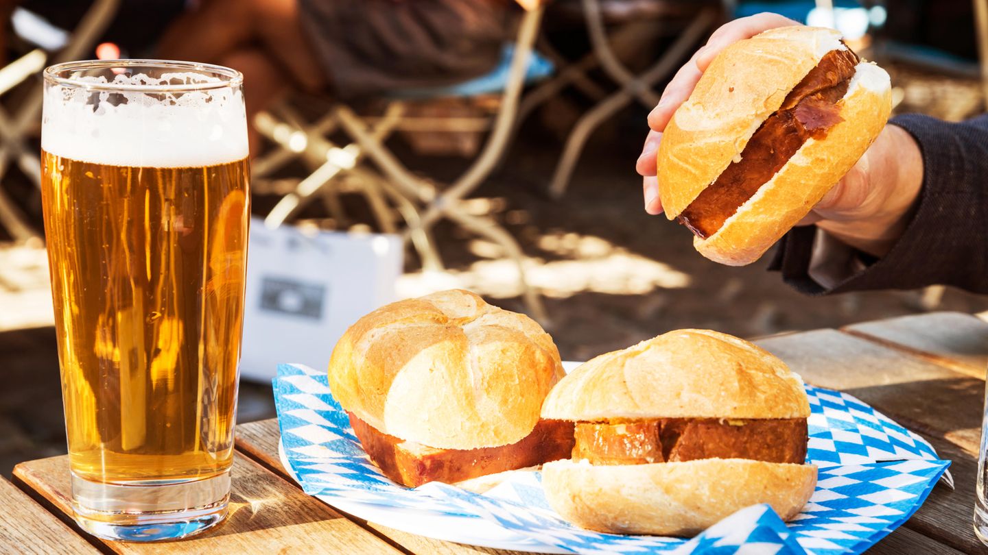 Semmeln mit Leberkäse und ein Glas Bier