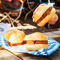 Semmeln mit Leberkäse und ein Glas Bier