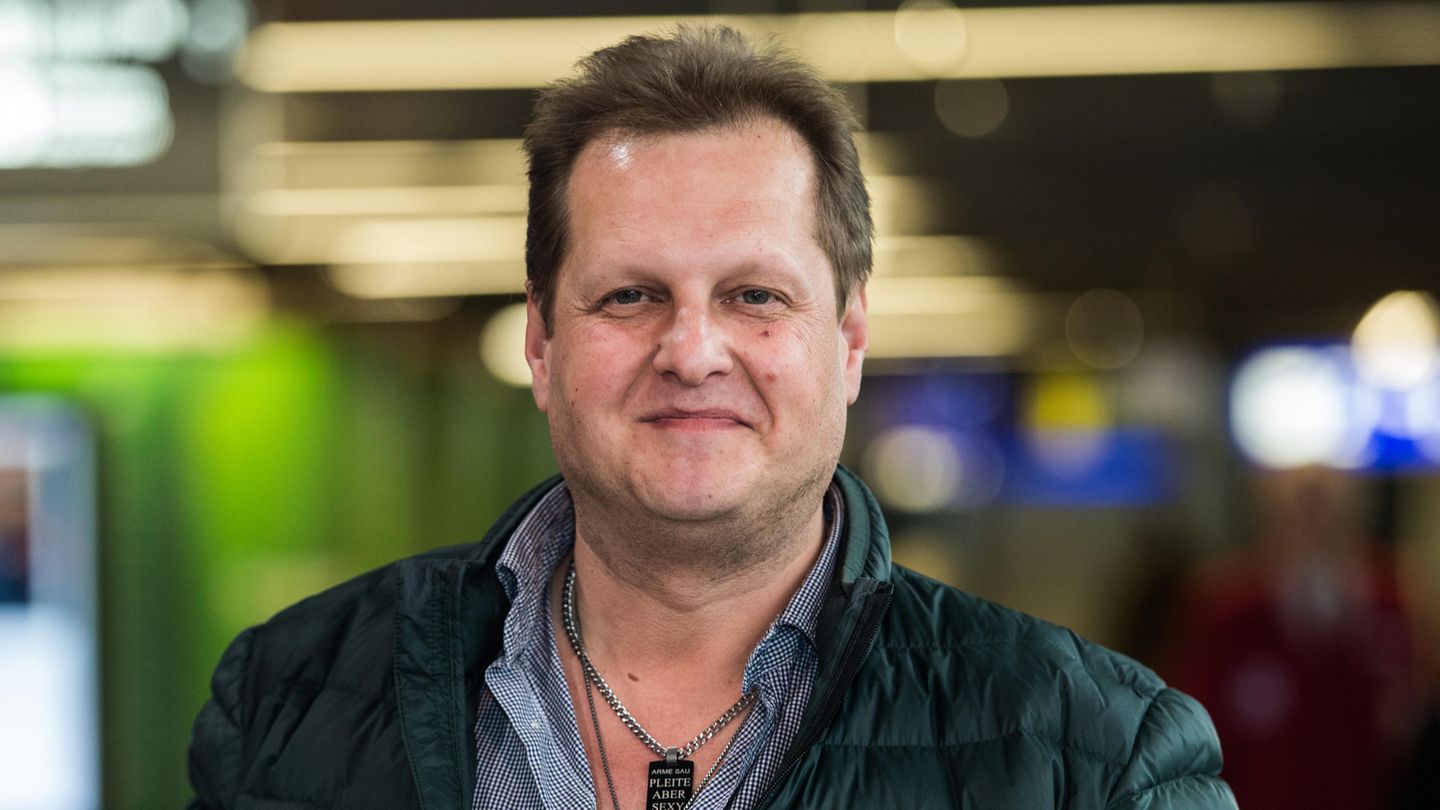 Jens Büchner schaut schmunzelnd in die Kamera - eines seiner letzten Bilder