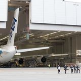 Der große Moment: Die Hangartür öffenet sich und das Heck des neuen Airbus A380 wird sichtbar