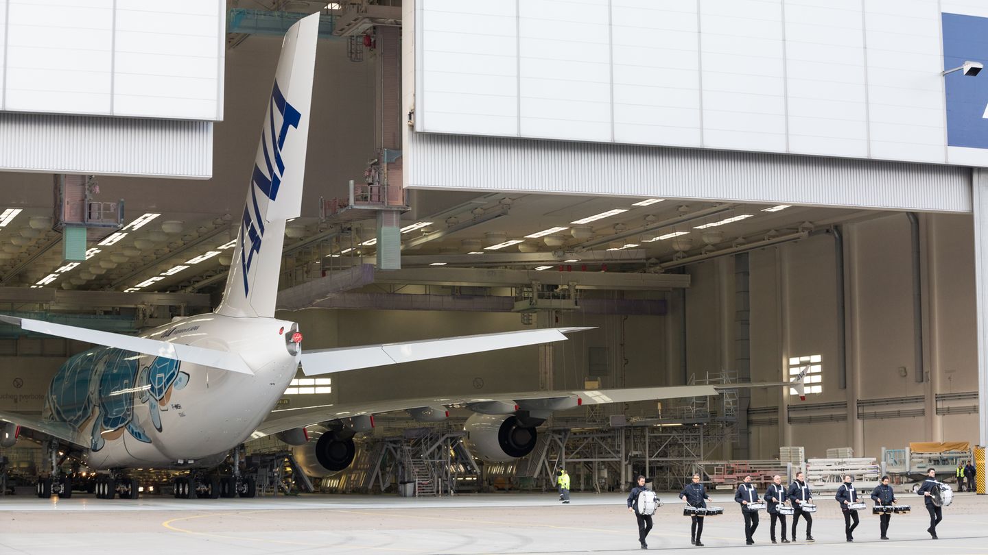 Der große Moment: Die Hangartür öffenet sich und das Heck des neuen Airbus A380 wird sichtbar