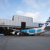 Der erste Airbus A380, der mit japanischer Zulassung fliegen wird, verlässt rückwärts die Halle